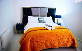 Perfect 1 Bed Apartment Sleeps 5 1 Kingsize Bed 1 Double Sofabed & Foldable Single Bed Free Parking Wifi Good Transport Network Shopping Holiday Makers Families Contractors In North London
